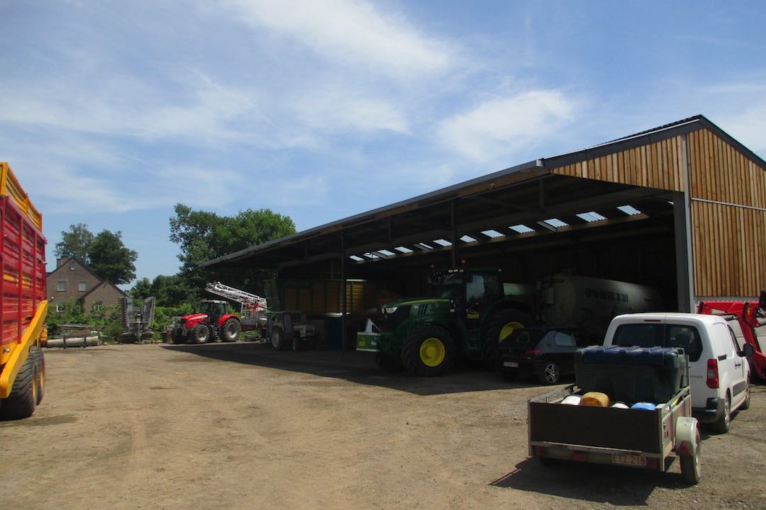 Hangar stockage machines agricoles